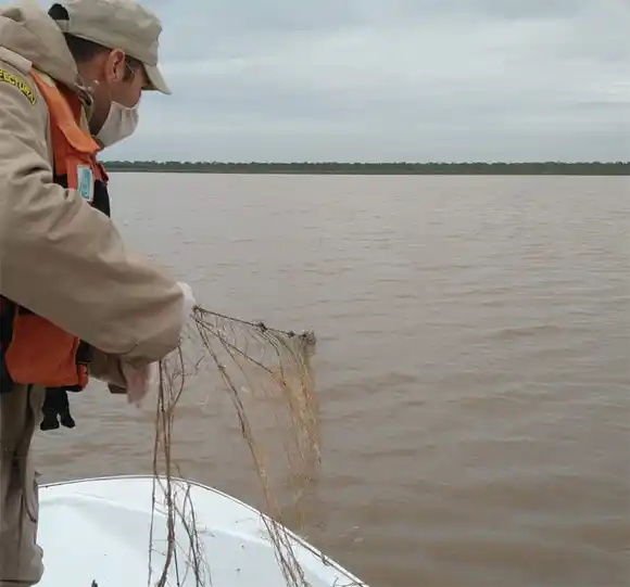 Decomisan 850 Metros de Redes de Pesca en el río Uruguay
