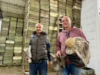 Amores y Corbetta, dos de los apicultores integrantes del grupo Los Caza Enjambres.