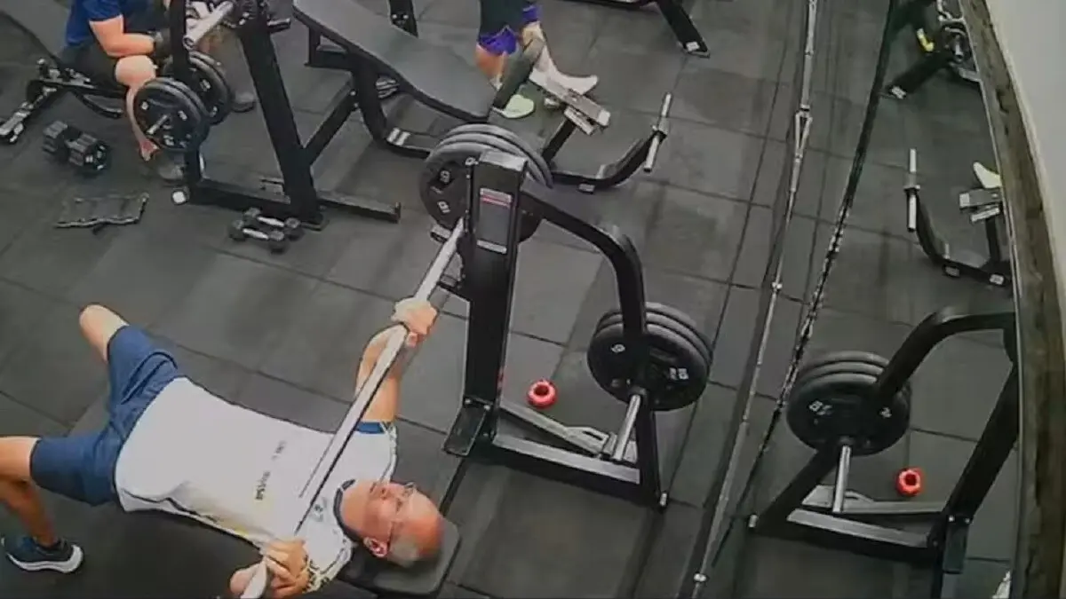 Un hombre murió en el gimnasio cuando hacía pecho y se le cayó la barra