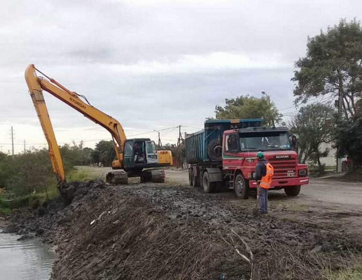 Cuadrillas comunales profundizaron los trabajos de limpieza y desobstrucción del drenaje urbano