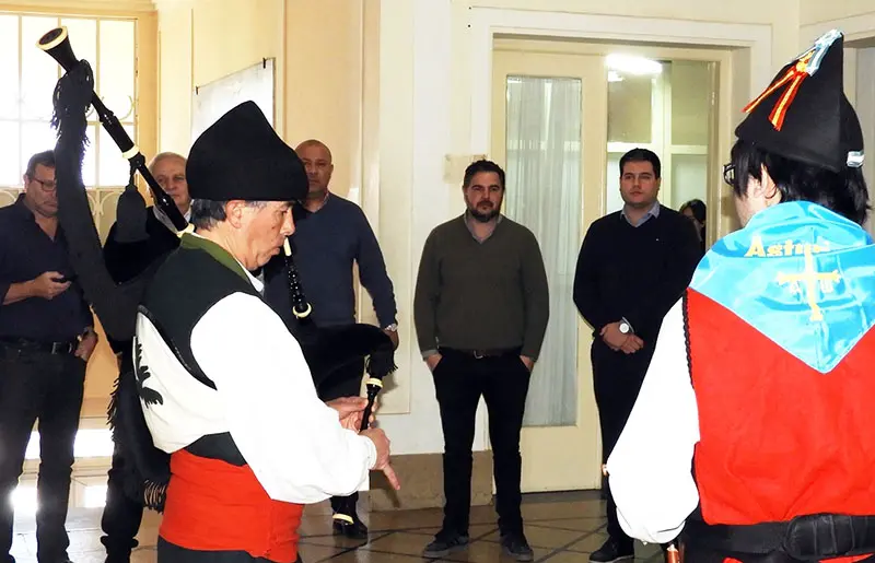 Asturianos con sus gaitas estuvieron en la municipalidad