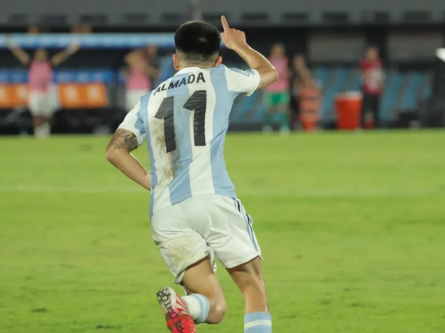 Thiago Almada festejando el tanto (FOTO: AFA)