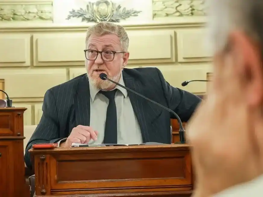 El fiscal Aldo Gerosa expone ante senadores y diputados provinciales.