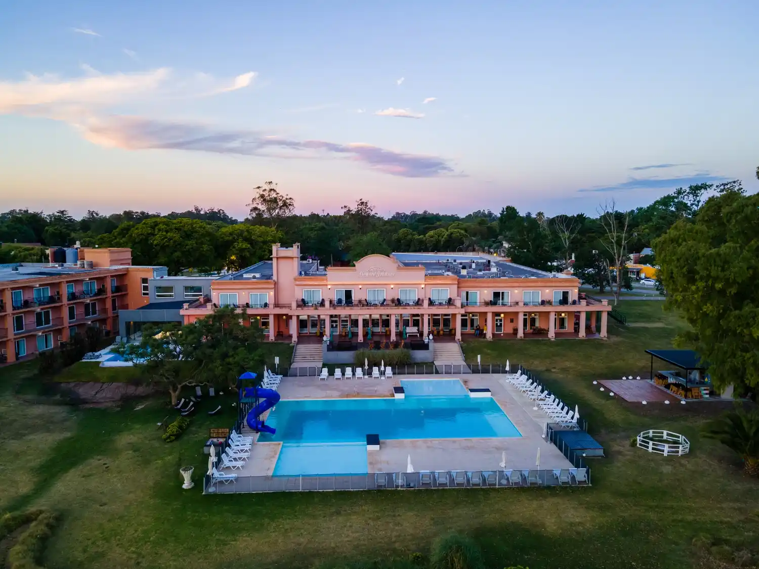 Se regula el uso de un sector comunal ubicado dentro del predio del hotel Howard Johnson