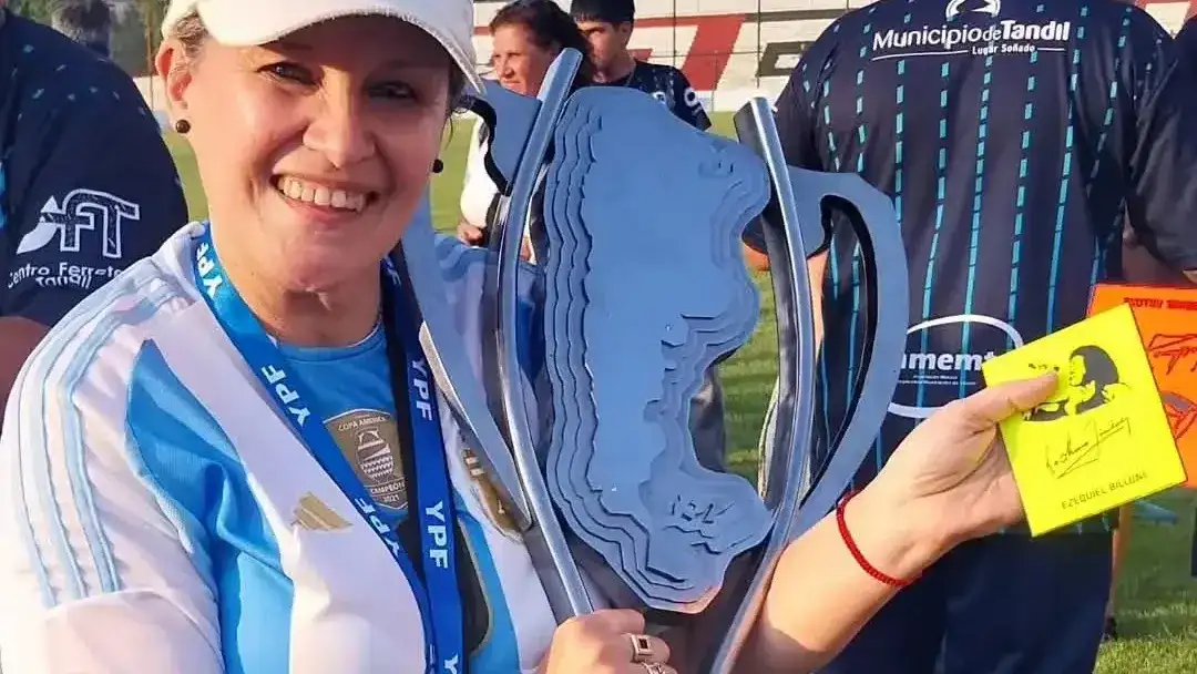 Laura Bertuzzi, con la Copa País.