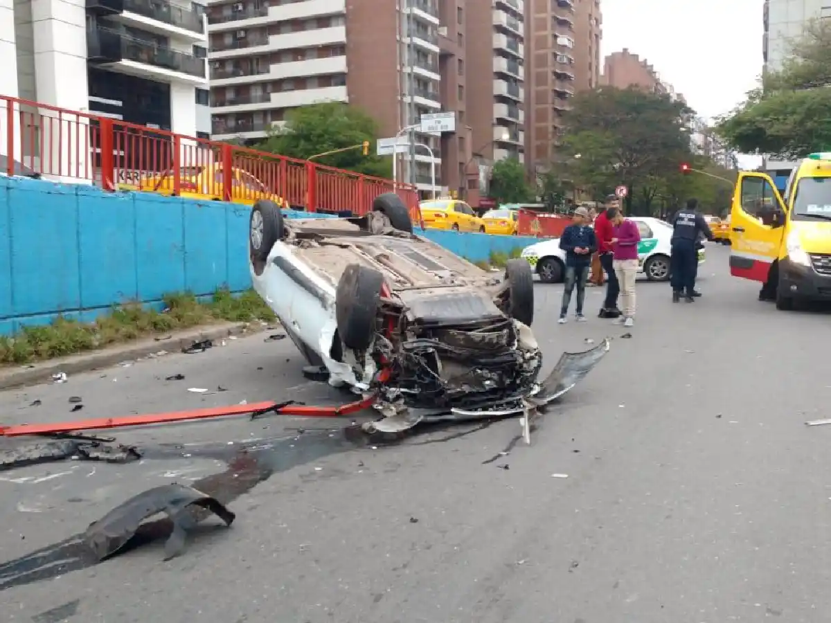 Córdoba: chocó el guardarraíl y cayó de un puente