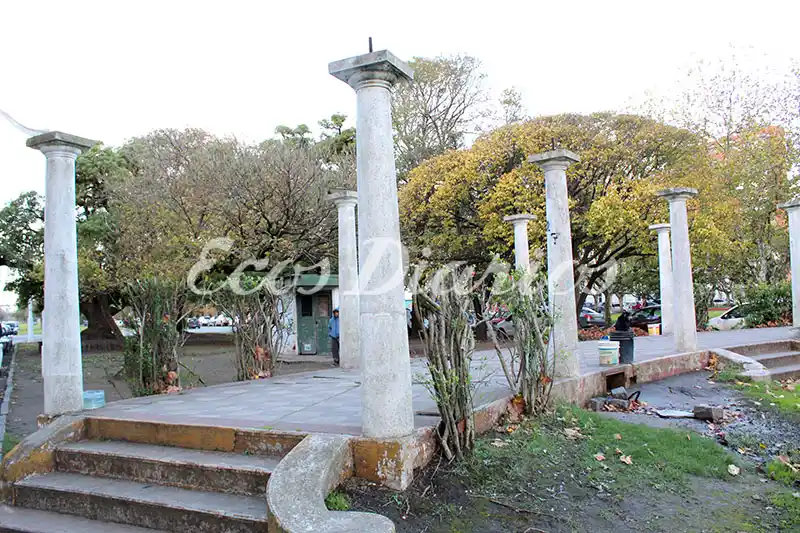 Comenzaron a reparar las pérgolas de la plaza céntrica