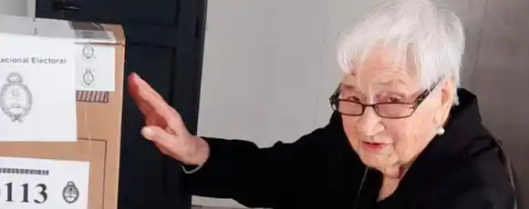 A los 99 años, fue a votar: “No va a traicionar su ideología”, dijo su hijo