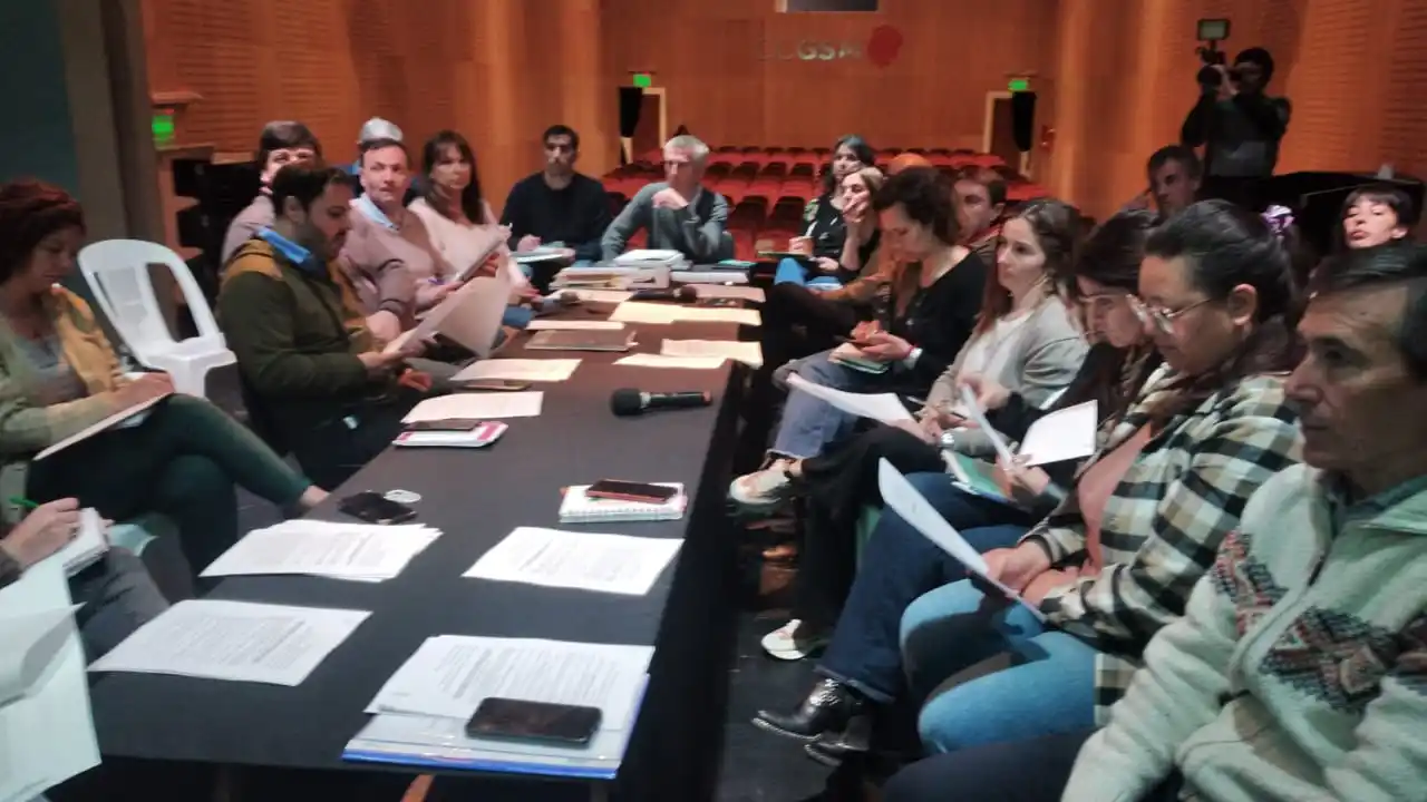 Funcionarios y concejales locales presentes en una jornada de trabajo en Planificación y Desarrollo Territorial en Lezama