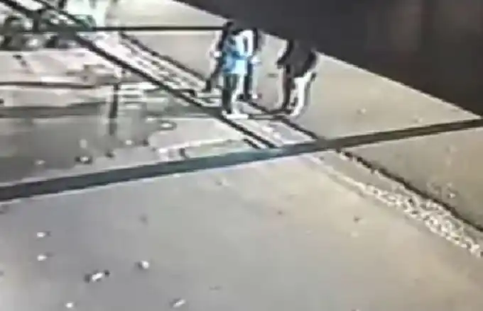 Video: Salían del boliche y los pasó por arriba un auto