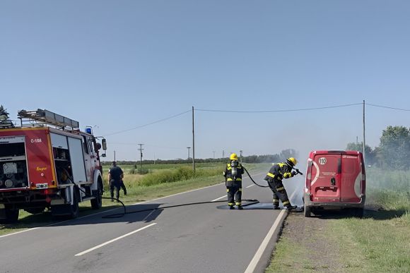 Ardió en llamas un utilitario en ruta 191