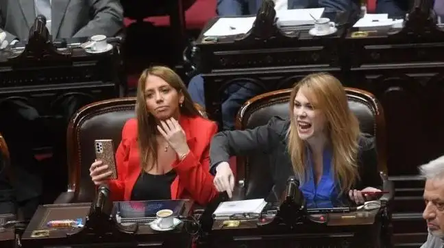 Tras la caída de la Ley Ómnibus, el oficialismo acusó de "extorsionadores" a los gobernadores