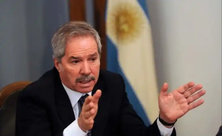 Felipe Solá: "Macri dice que está caliente, pero la gente está caliente"