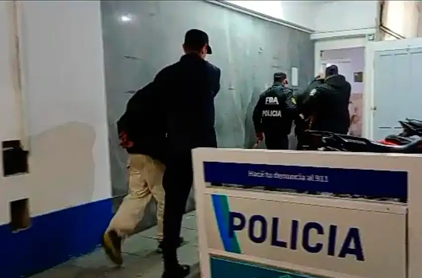 A los gritos empleado de verdulería recuperó un cajón de paltas que le habían robado