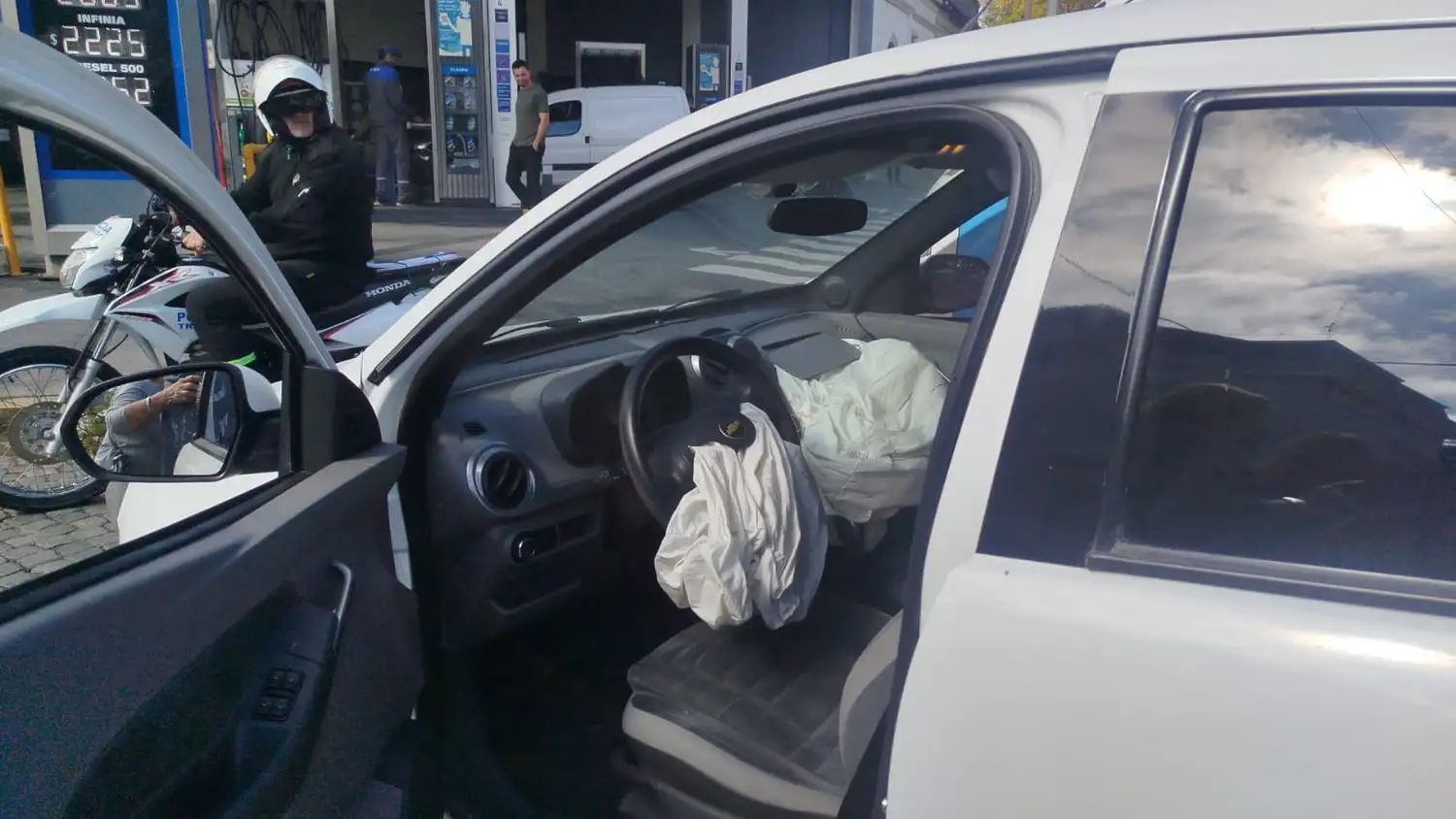 choque entre autos, uno de ellos es un movil policial no identificado 2