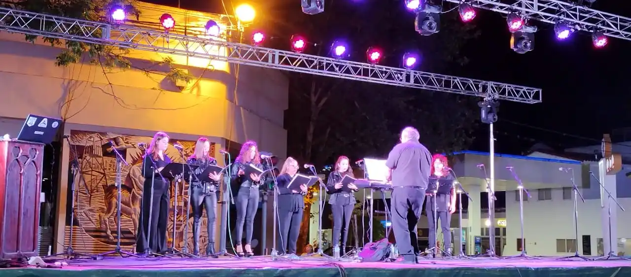 El coro dirigido por Juan Carlos Vázquez.