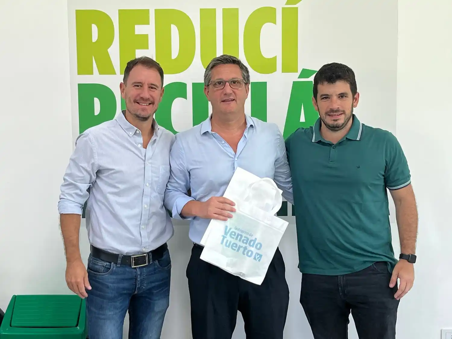 El concejal Juan Ignacio Pellegrini y el intendente Leonel Chiarella flanquean la director del Hospital Gutiérrez, Juan Ferrer.