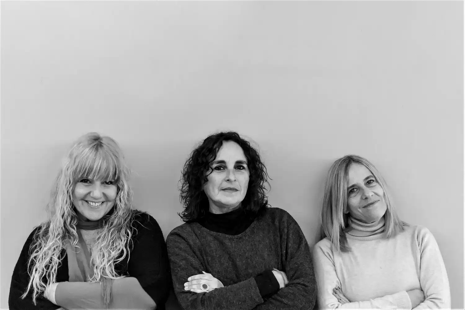 Una muestra recorre las diversas formas y texturas de un país hecho bandera 