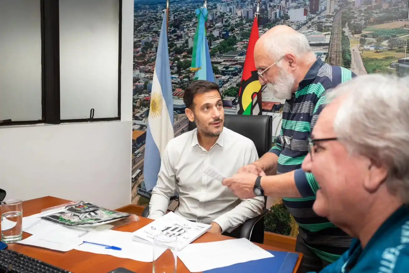 El intendente con representantes de El Porvenir