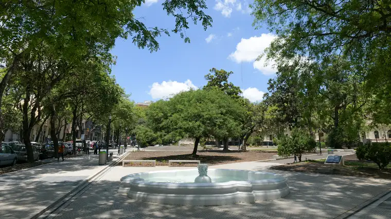 Paraná: Plaza Carbó se llena de arte con la feria Papel y Tijera