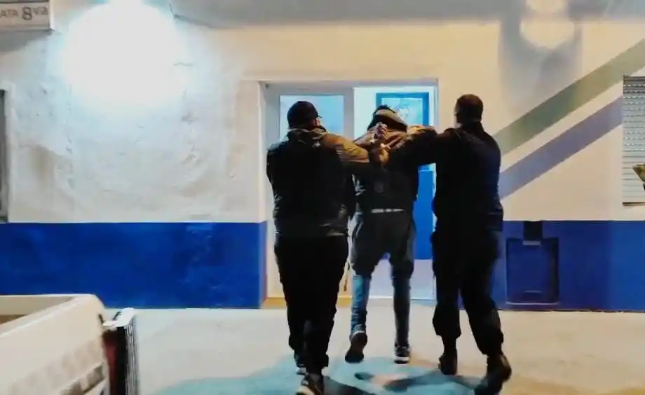 El sujeto rompió la puerta de la casa de su tía, pero no pudo ingresar.