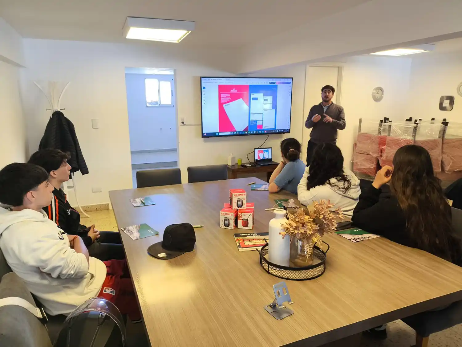 Francisco del Rio explica a los estudiantes sobre el márketing de la empresa