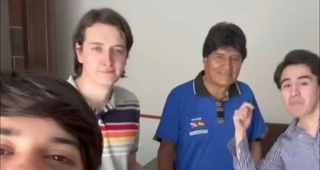 Facundo "Mini Néstor" Perez Ernst y Rodrigo Fronzo acompañan a Morales en el video.
