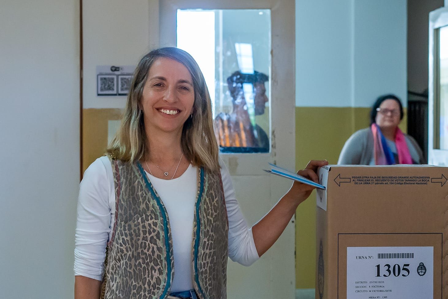 “Tenemos la oportunidad de expresar si queremos seguir por esta senda o mirar con esperanza al 2027” dijo Stratta al votar en Victoria