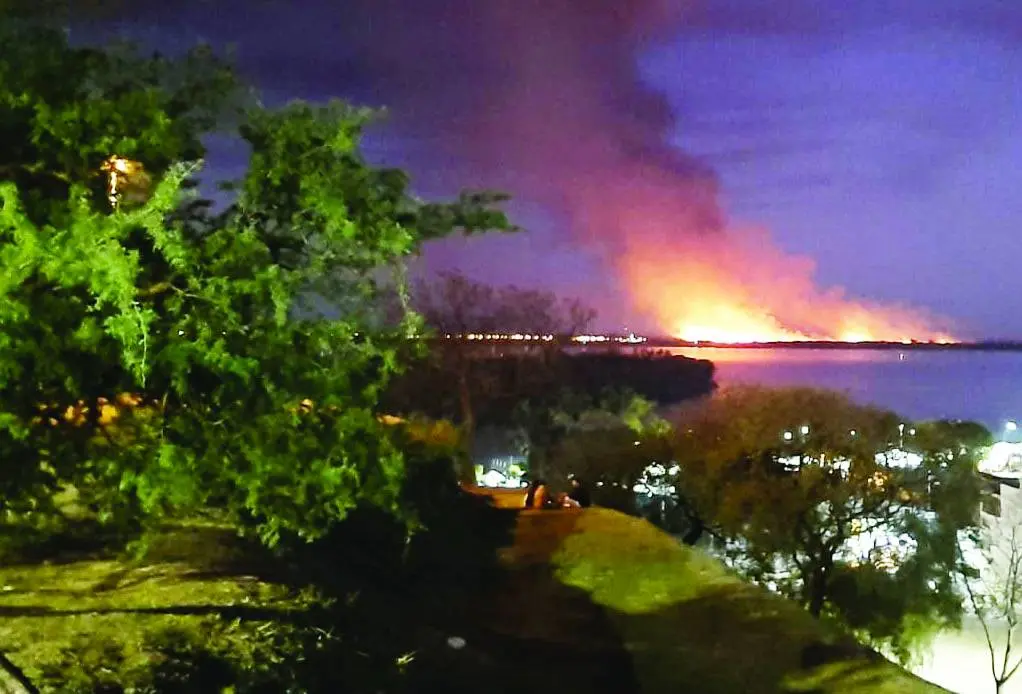 Gran incendio en la isla santafesina cerca del Túnel