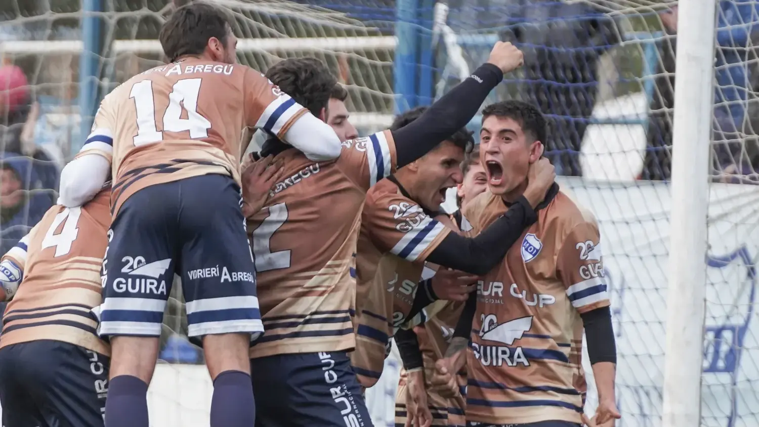 Grito y unión en el festejo del cuarto. Iván Espende le regaló un gol más, a la tarde de Ministerio