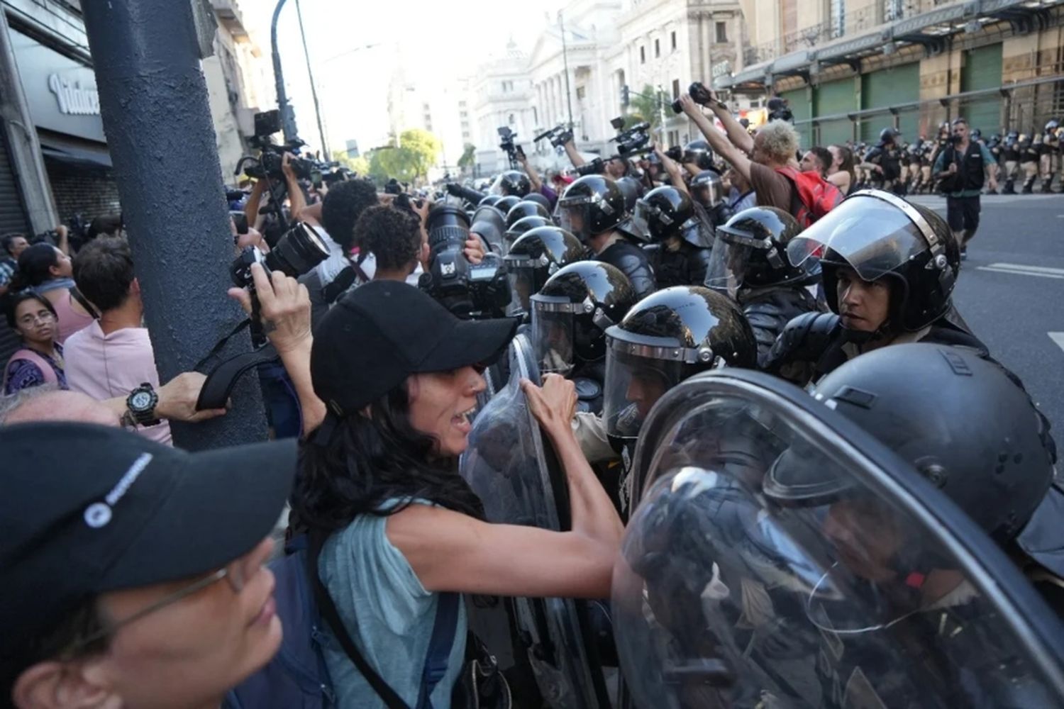 Incidentes y gas pimienta frente al Congreso: organizaciones sociales cortaron el tránsito y Gendarmería activó el protocolo