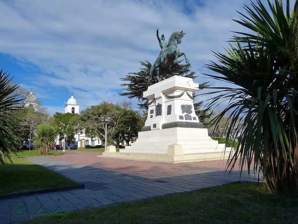 Homenaje al General José de San Martín en plaza Independencia