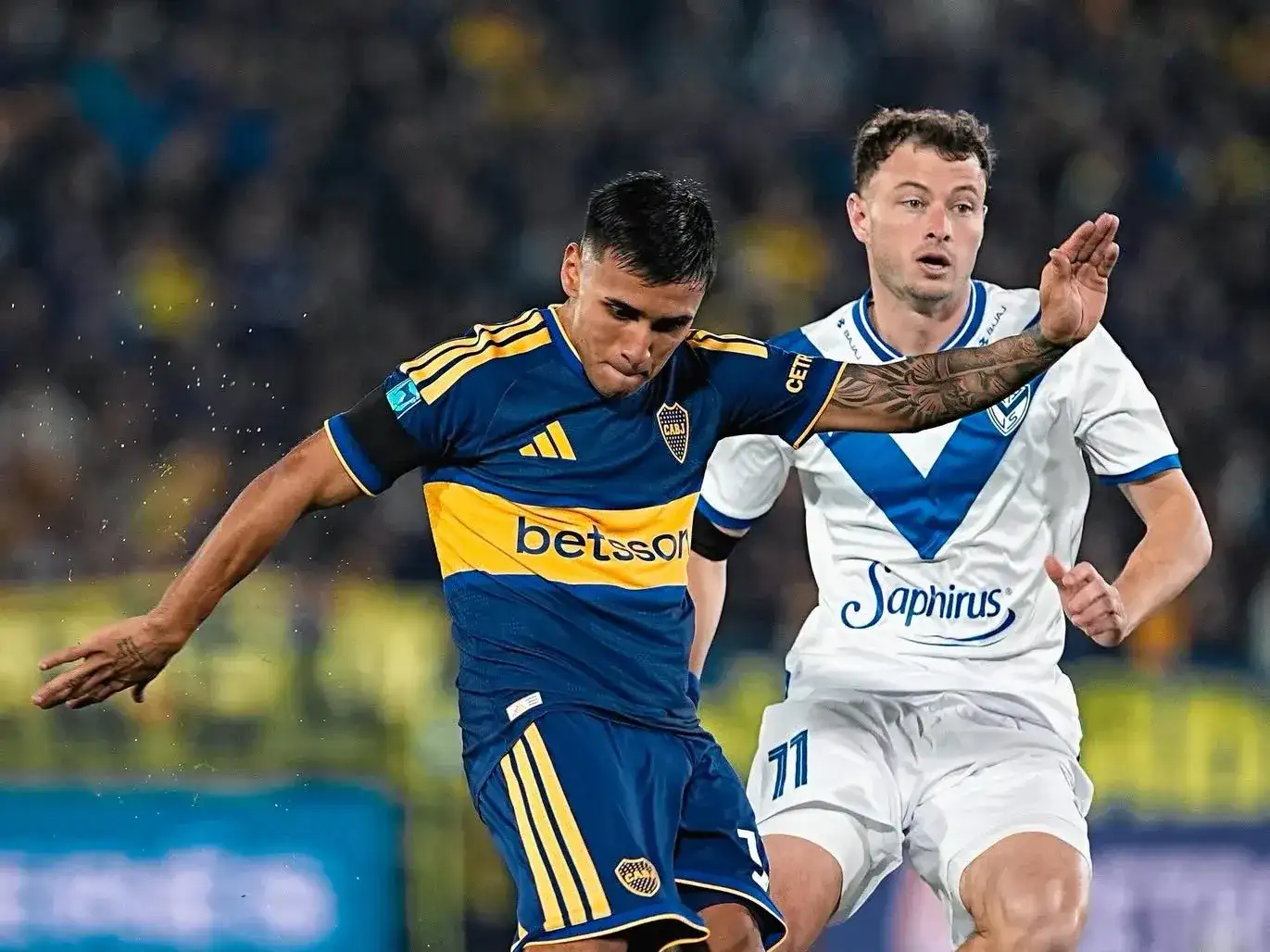 Blanco juega la pelota, con Pellegrini cerca.