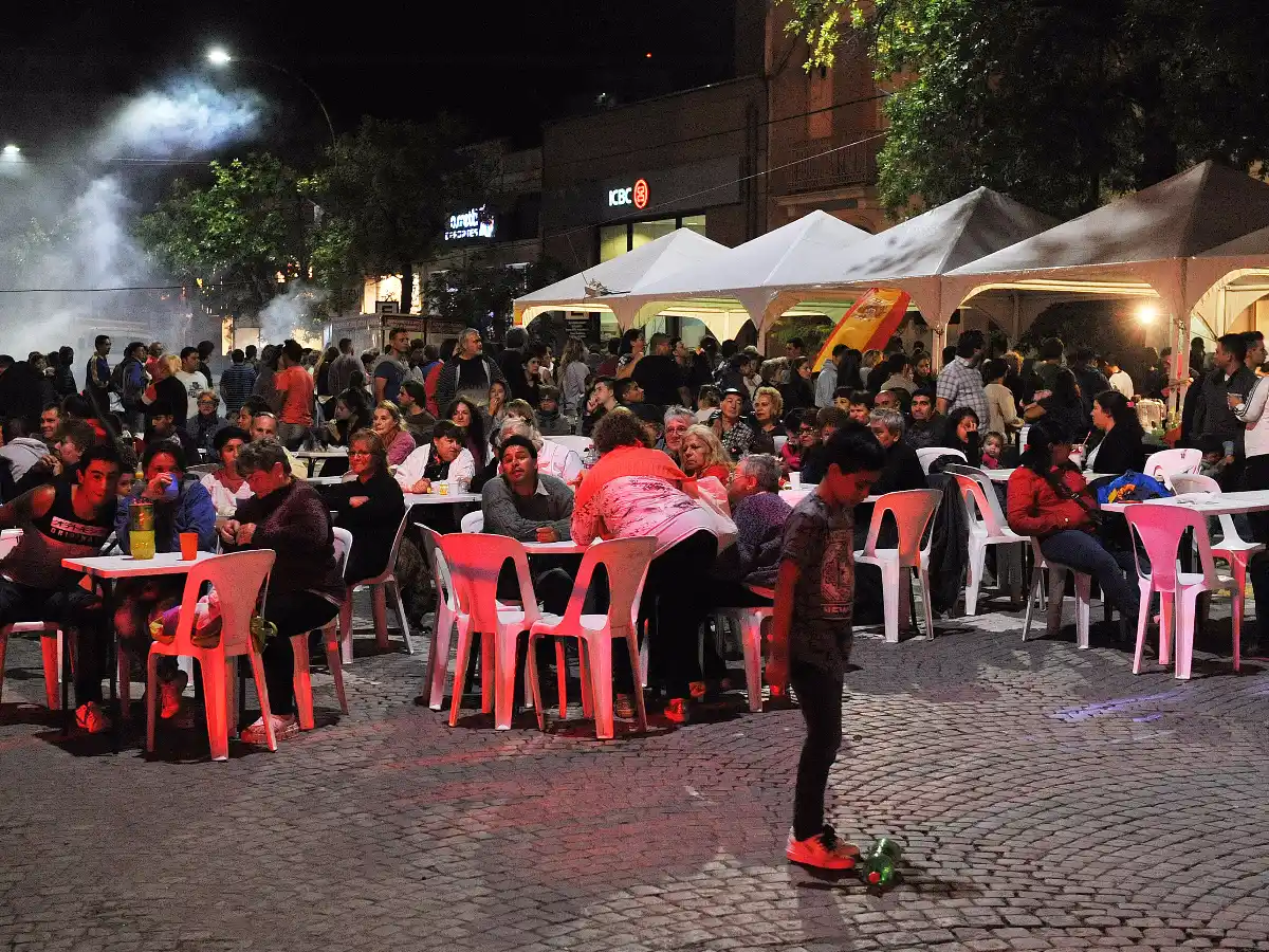 El tiempo ayudó y se largó La Peatonal de la 25 