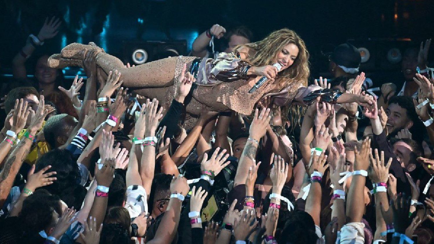 Shakira se anotó al regional mexicano (Video)