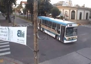 Video policial en Campana: Asaltó colectivo de la línea 228 y fue detenido por los pasajeros