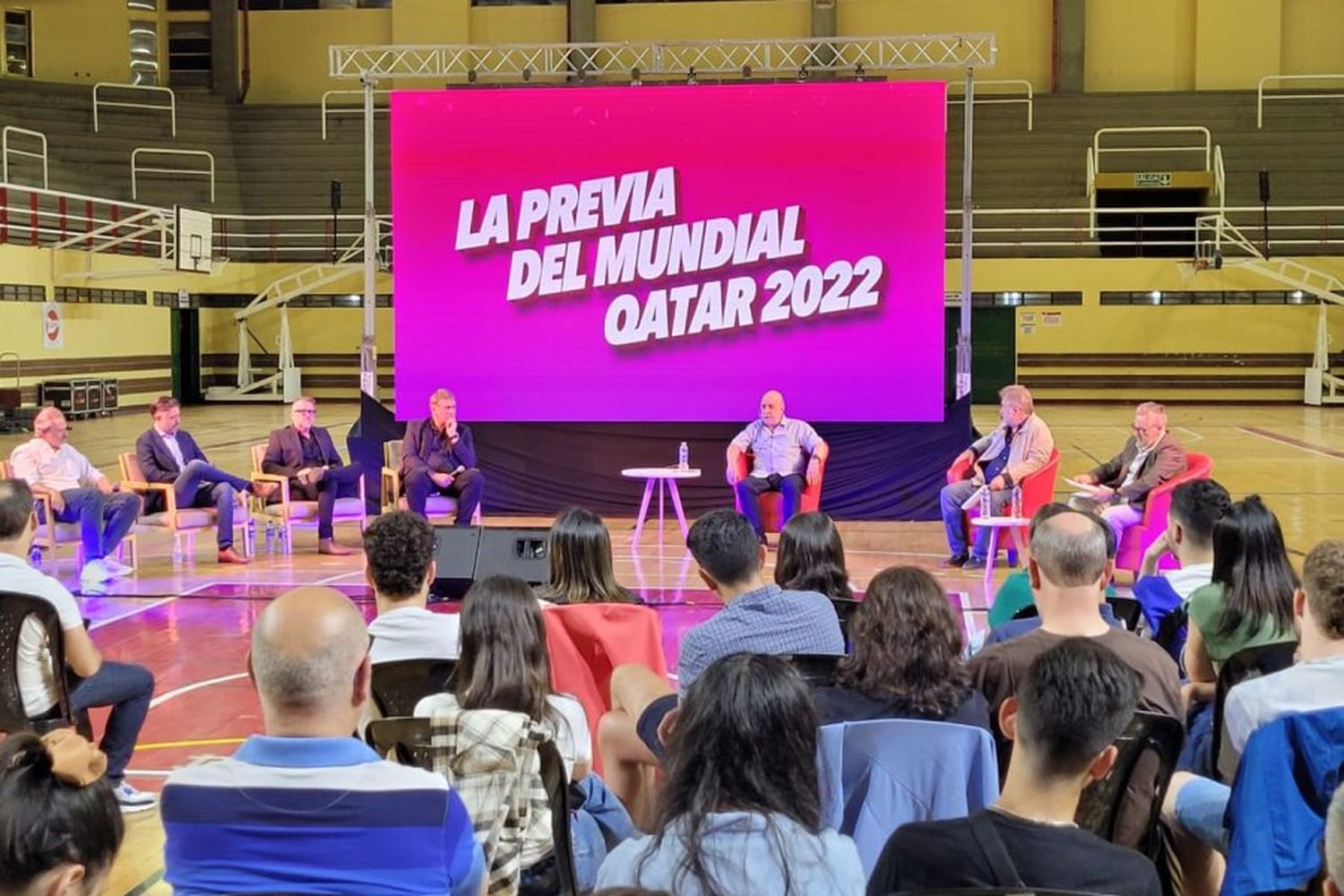 Horacio Pagani brindó una charla debate en Rosario sobre la Copa del Mundo