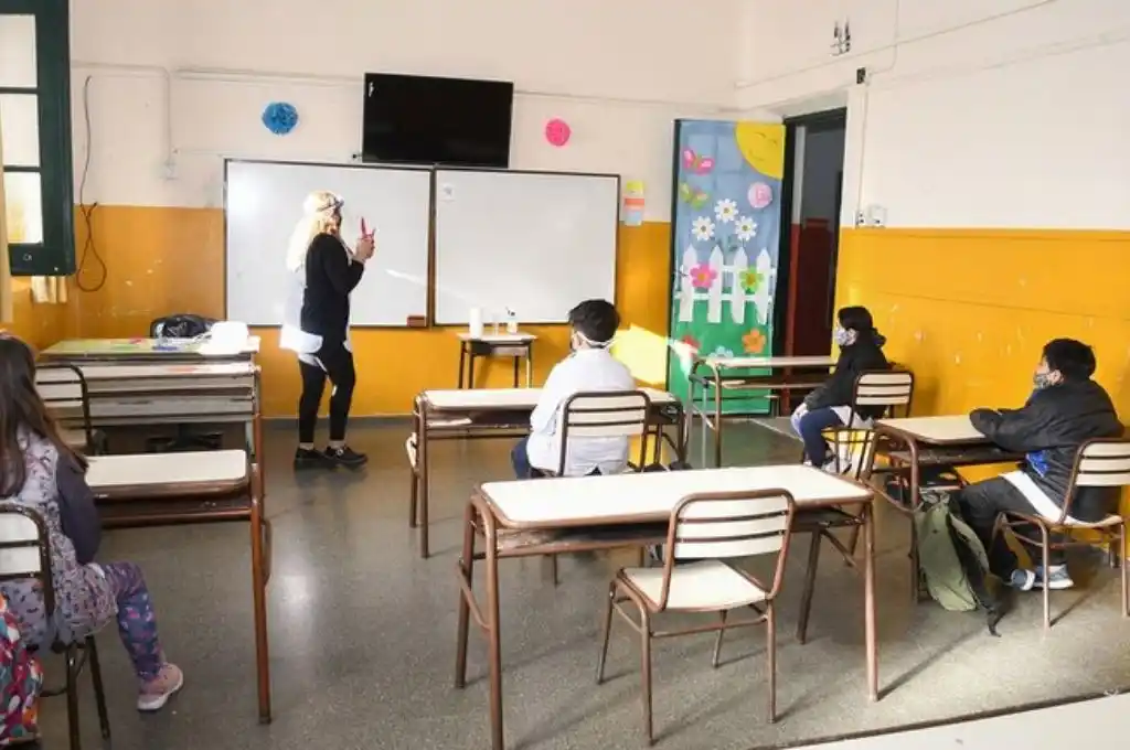 Analizan reducir el distanciamiento para que haya más presencialidad en las escuelas