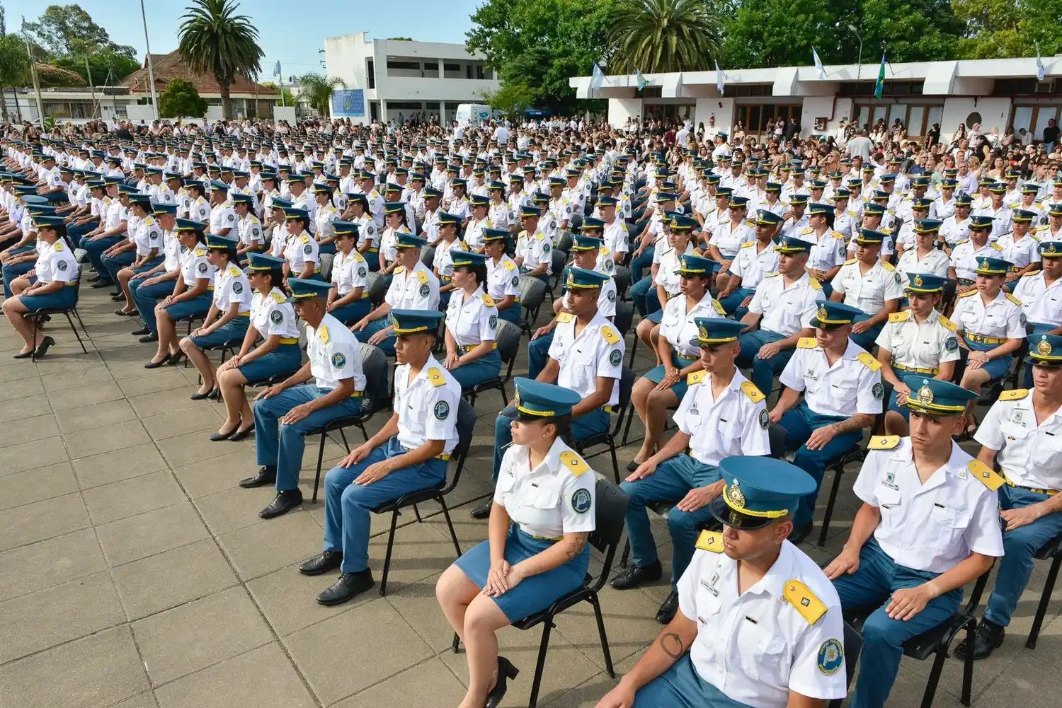 Casi 400 egresados de 25 distritos.