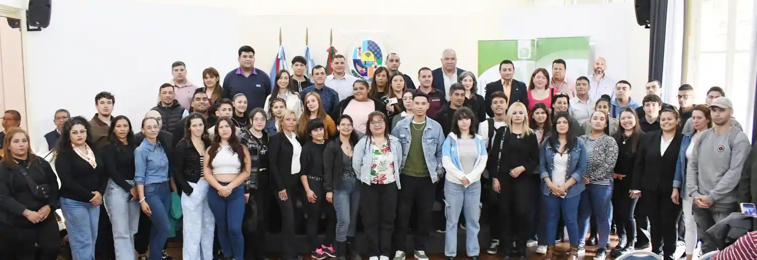 Entrega de credenciales a agentes de control de admisión y permanencia