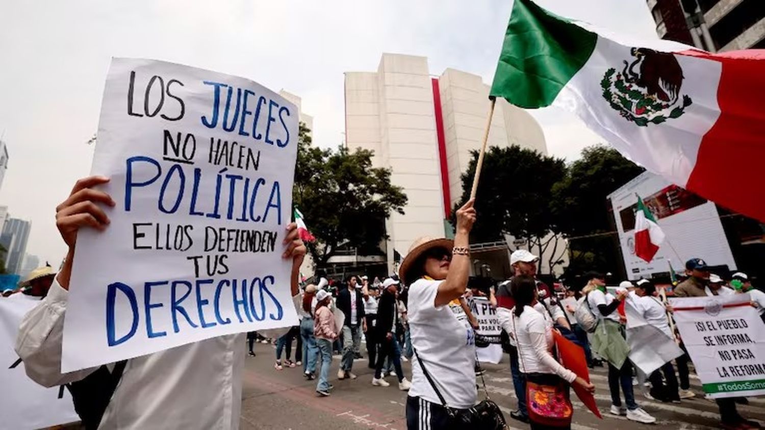 Hubo protestas de empleados judiciales contra la reforma impulsada en México