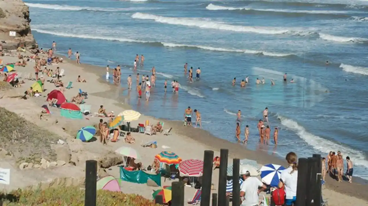 Cuáles son las reglas y cómo es la playa nudista que está a una hora y media de Necochea