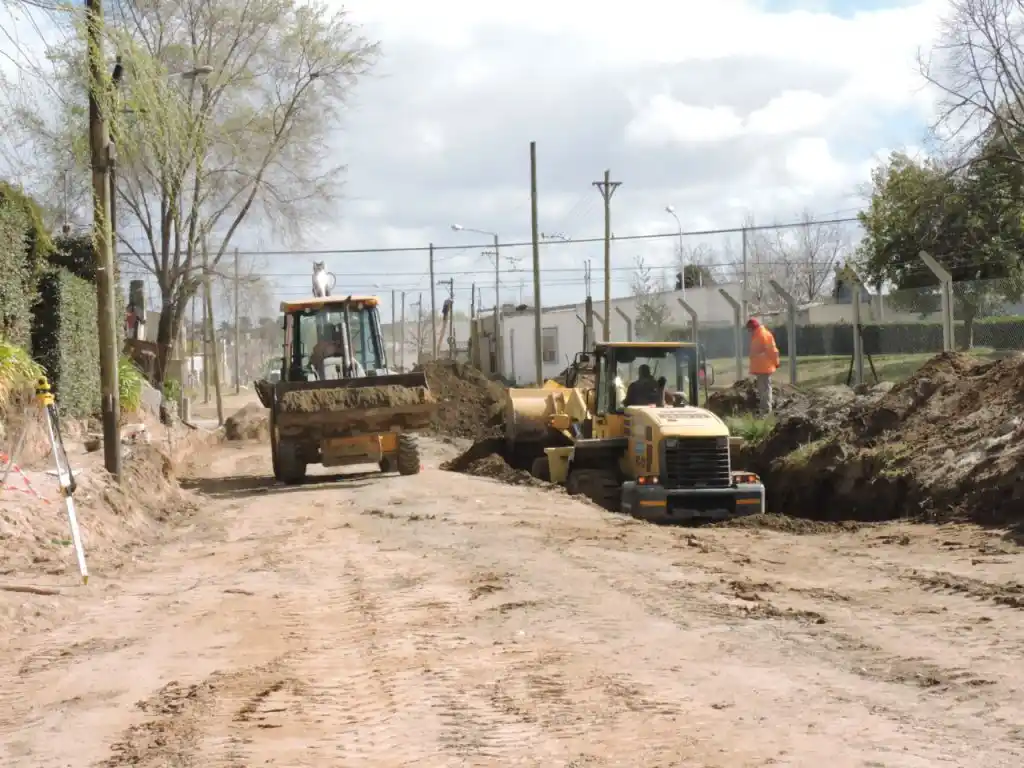 Con trabajos en tres frentes el municipio avanza obras de pavimentación y construcción de cordón cuneta