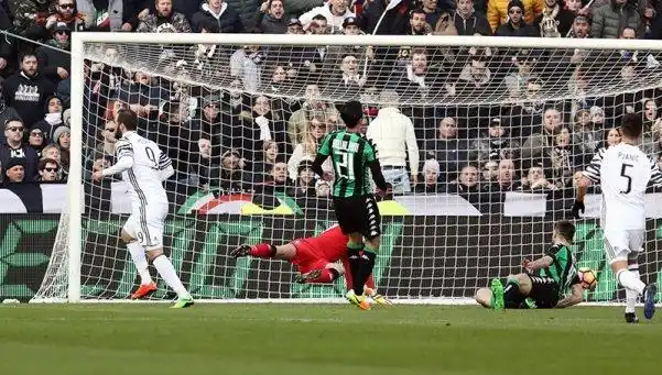 Higuaín mantuvo a la Juventus en la cima de la Serie A