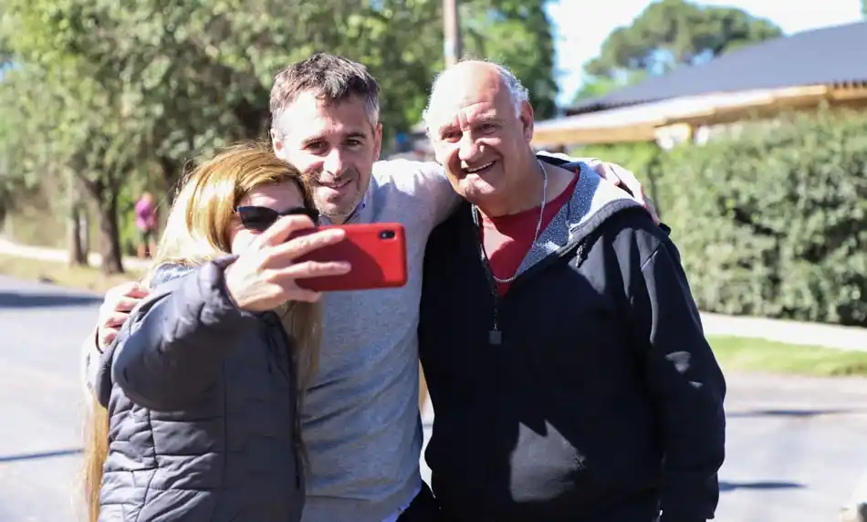 Achával recorrió con vecinos las obras de nuevos asfaltos en Del Viso