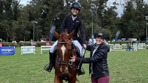 Olivia Defferrari y Ombu Roma, ganadoras de las dos pruebas de 90 cm, acompañadas de su instructora Joana Lambert Cordero.