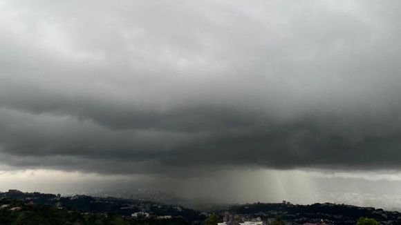 ¡SE CAE EL CIELO! Palo de agua con descargas eléctricas y ráfagas de vientos en Caracas