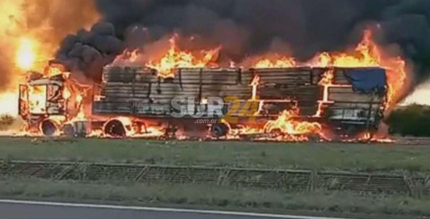 Impresionante choque entre dos camiones y un auto: “Estamos vivos de milagro”
