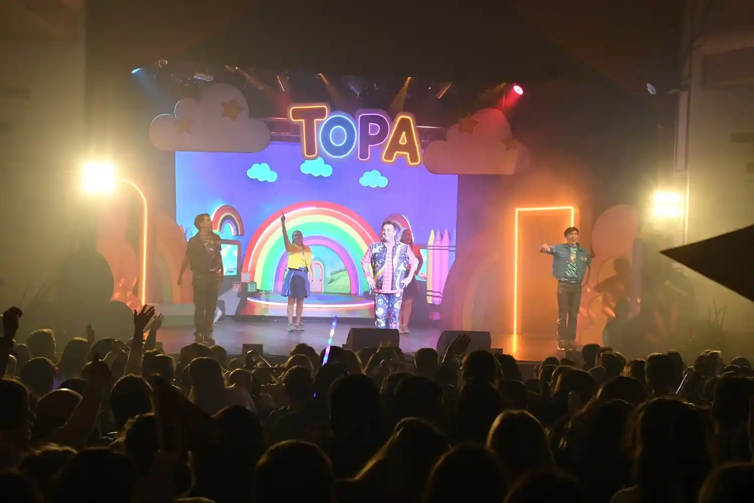 Diego Topa deslumbró con su musical “Un Mundo de Colores” en el Teatro Brazzola