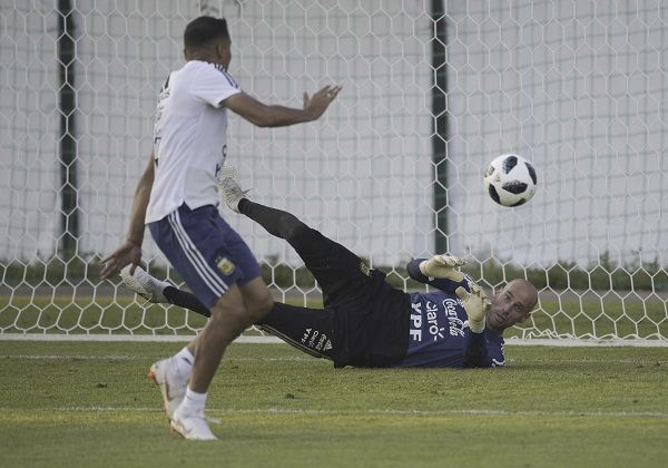 Sampaoli probó cambios: línea de tres defensores y Pavón por Di María